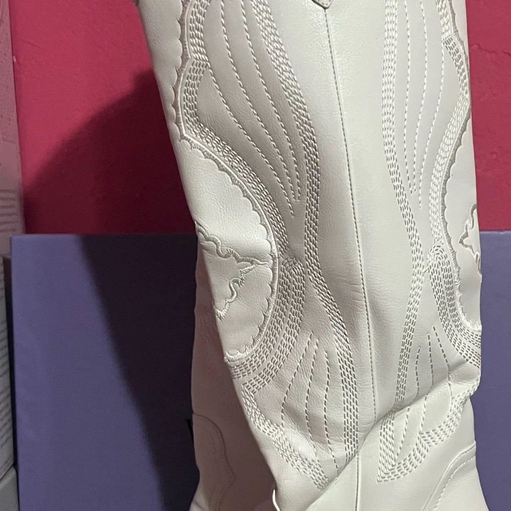 Women's Embroidered Western Cowboy Boots - Picture 6 of 8